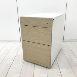 【583057】【平机・フリーアドレスデスクのお供に！デザイン性の高いスタイリッシュな3段ワゴン！】■イトーキ（ITOKI）製　インステート（INSTATE）シリーズ　３段ワゴン　H605㎜　■キャスターロック付　■シリンダー錠　■ファインウォールナットL/本体:ホワイト　オフィスバスターズ　水戸サテライト　大子町　北茨城市　高萩市　日立市　常陸太田市　常陸大宮市　那珂市　東海村　ひたちなか市　城里町 水戸市　笠間市　茨城町　大洗町　小美玉市