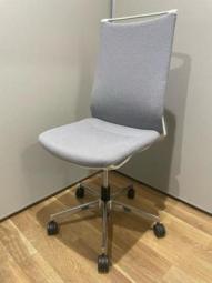 【4/7(火)入荷予定の商品となります！】【スタイリッシュなデザインでモダンな空間を演出！】■オカムラ(okamura)製　モード(mode)チェア　肘無ミドルバック　クロスバックタイプ　■張地ミックス　■ライトグレー×ホワイトシェル　※肘部分のカバーが無い商品となります。