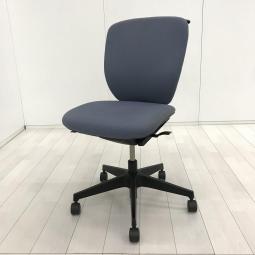 【在庫入替セール品！（本在庫限定価格）】【一人ひとりにマッチする座り心地！ミドルクラスの定番チェア！】■イトーキ（ITOKI）製　プラオ（PRAO）チェア　肘無　ローバック　■ランバーサポート、コートハンガー付き　■ブルー×ブラックシェル【弊社使用欄：A01038658】【HU】