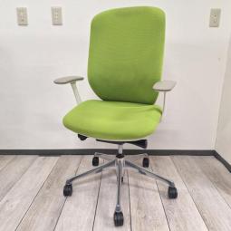 【関西倉庫在庫品】【包み込まれるような快適な座り心地！】いま人気のワーキングチェア！■オカムラ/シルフィー/デザインアーム/ライムグリーン【弊社使用欄：】