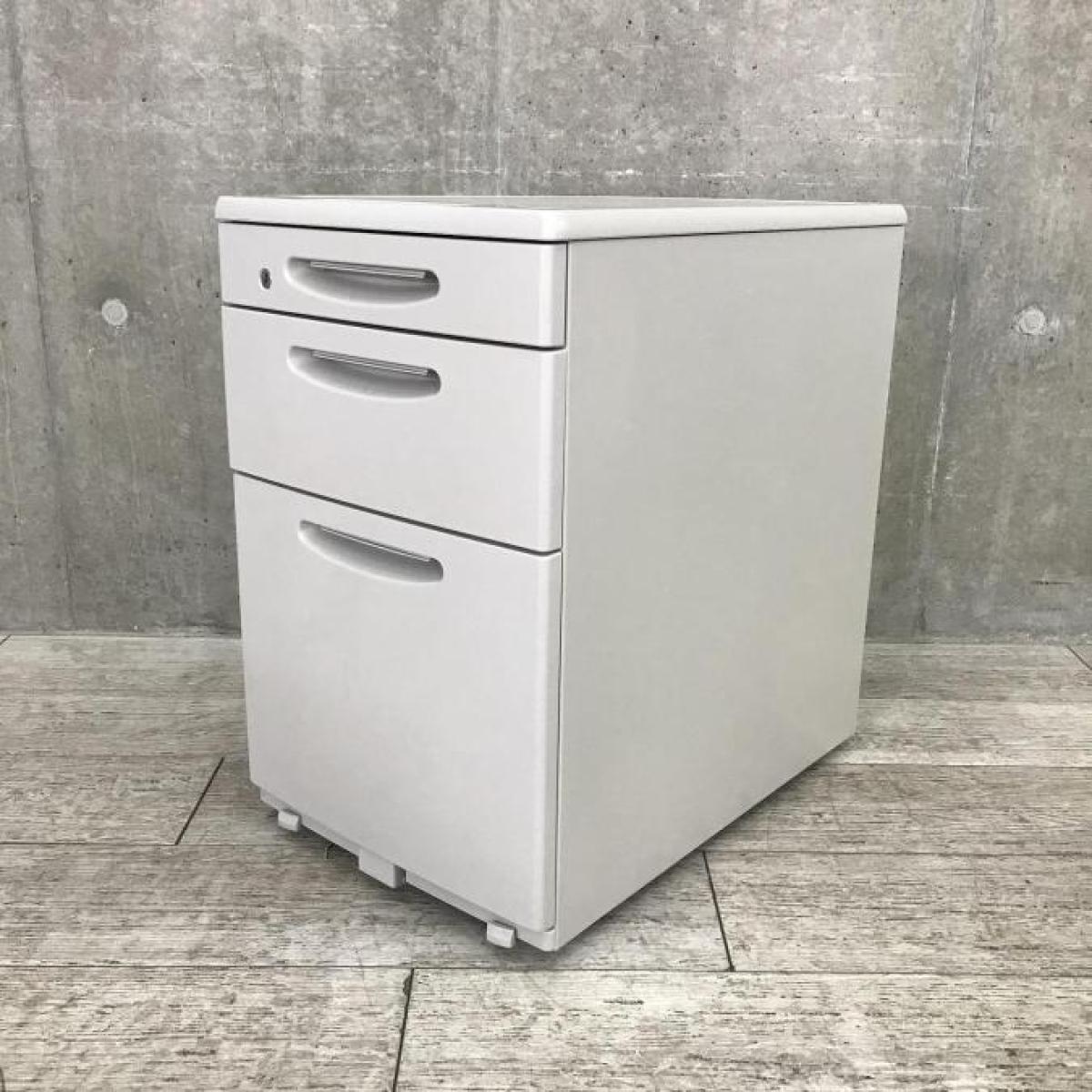 3段ワゴン　オカムラ　SDシリーズ　鍵付き　シリンダー錠　汚れが目立ちにくいニューグレー　キャスター付きデスク下収納　最下段はA4対応
                        SD
                                    中古
            