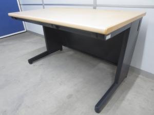 【スタンダードなデザインで使いやすい！】 ■イトーキ製　平デスク　W1200×D700×H700mm　木目天板 / ブラック脚　CZX-127HA-TK94　※天板キズありのためお安く！