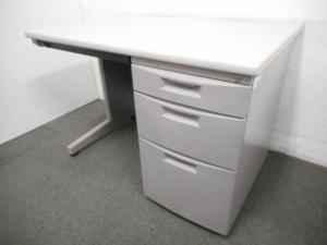 【スタンダードなデザインで使いやすい！】■イトーキ　シーゼットシリーズ　片袖デスク　W1000×D700×H700m　■側面に日焼けがあるためお安く！【ITOKI　CZ】