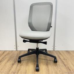 【大人気チェアのシックなグレーカラー】オカムラ製　シルフィーシリーズ　グレーカラー　高級チェア　前傾姿勢の代名詞前　テレワーク用　樹脂脚　肘無しハイバックチェア！