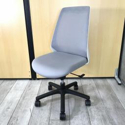 【在庫入替セール】■イトーキ（ITOKI）製　 ノナ (nona) シリーズ　ハイバック　肘無し　背面メッシュ　■ライトグレー×ホワイトシェル×ブラック脚【A01036533】