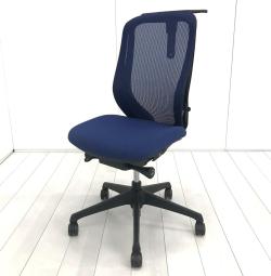 【いま人気のワーキングチェア！新感覚のオフィスシーティング！】■オカムラ　シルフィーチェア　ミディアムブルー　ハンガー付　ハイバック　背メッシュ　■まるで手を添えて包み込まれるような優しい座り心地！【Okamrua　Sylphy】★