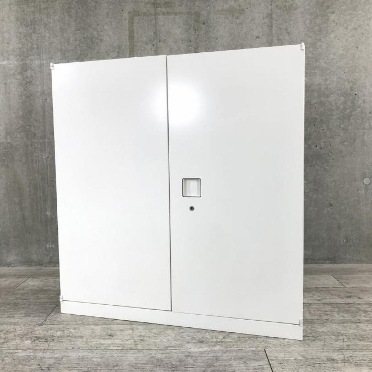 オカムラ　レクトライン　両開き書庫　シリンダー錠　鍵付き　ホワイト　高さがH950とコンパクト目なサイズ感　※実物は取っ手部分に日焼けがあります
                        レクトライン
                                    中古
            