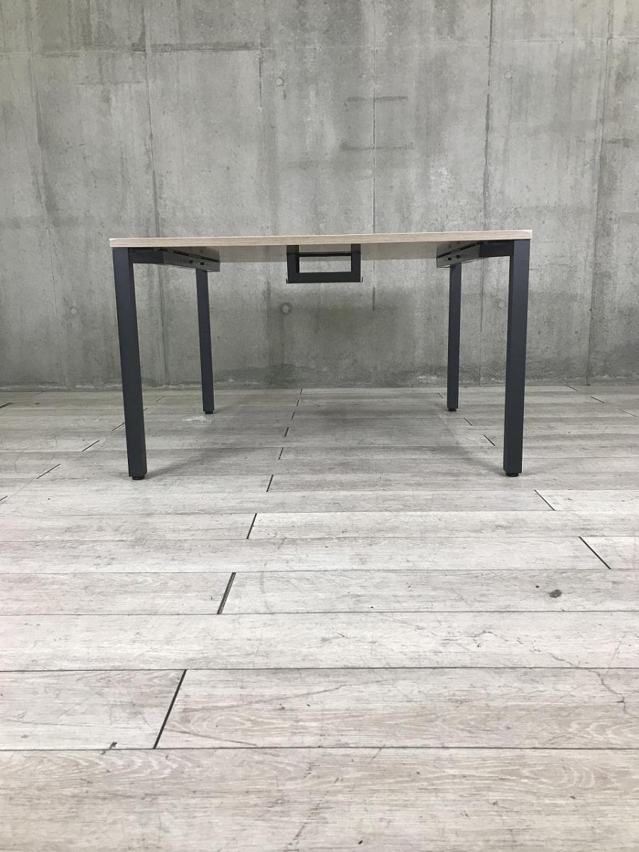 【ミーティングスペースやリフレッシュスペースに！人気のナチュラルカラー天板！】■ITOKI（イトーキ）製　アクトリンク　ワークテーブル　ミーティングテーブル　■W1200×D1200mm　■配線口　■木目ナチュラル【2511】弊社使用欄【A01044543】
                        アクトリンク
                                    中古
            