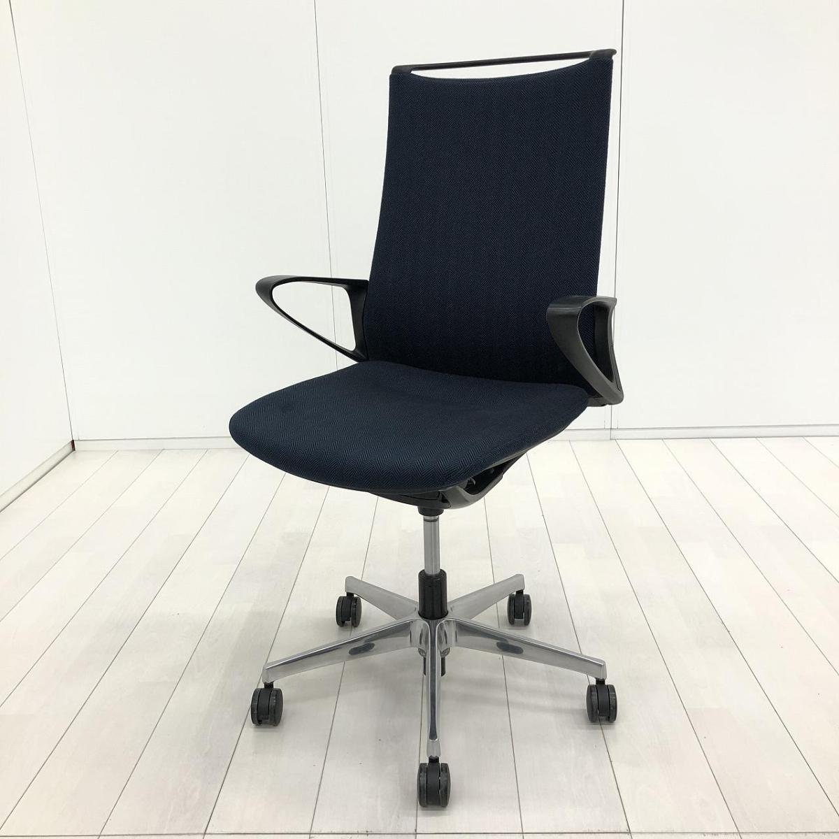 【スタイリッシュさが人気のオフィスチェア！インナーメッシュ構造による優しく包み込む座り心地！】■オカムラ（okamura）製　モード（mode）チェア　肘付　ハイバック　クロスバックタイプ　■サークル肘　■ダークブルー【2511】弊社使用欄【A01044959】
                        モード
                                    中古
            