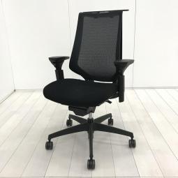 【様々な体系や姿勢にも柔軟にフィット！座り心地抜群の肘付きハイバックチェア！】■コクヨ(KOKUYO)製　デュオラ(Duora)チェア　肘付ハイバック　背面メッシュ　■可動肘・ハンガー付き　■ブラック