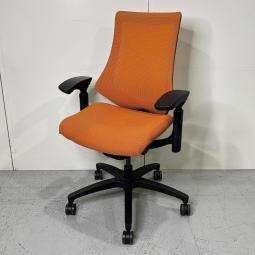 【姿勢の変化にフレキシブルに対応！スタイリッシュで座り心地も抜群な高機能チェア】■イトーキ(ITOKI)製　エフ(ｆ)チェア　肘付　ハイバック　背面メッシュ　■可動肘　■アンバーオレンジ×ブラックシェル
