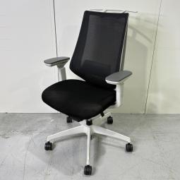 【二重フレーム構造がもたらすしなやかで美しい背もたれ機能！簡易操作で自分に合った姿勢をサポート！】■コクヨ（KOKUYO）製　デュオラ（Duora）　肘付ハイバック　■背面メッシュ　■可動肘　■ランバーサポート付き　■ブラック×ホワイトシェル