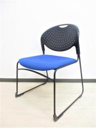 【軽量なのに抜群の安定感！！収納のスペースを取らないスタッキングチェア】■イトーキ(ITOKI)製　クリケット(CRIKET)シリーズ　スタッキングチェア　ミーティングチェア　■背面：樹脂ブラック(ヌードタイプ) /座面：ブルー　※キャスター無