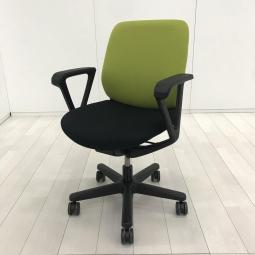 【全ての機能をコンパクトに！クッション性が高く座り心地が良い！】　■イトーキ（ITOKI）製　トルテ（Torte）チェア　肘付　ローバック　■サークル肘　■背面:モスグリーン×座面:ブラック