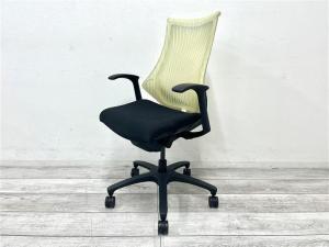 【定価約14万円】【姿勢の変化にフレキシブルに対応！座り心地も抜群な高機能チェア！】■イトーキ（ITOKI）製　エフチェア（f）　エストラマータイプ　肘付ハイバック　■固定肘　■ブラック　※背面日焼け有