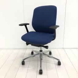 【オカムラ製品で最も人気を集める高機能メッシュチェア！】■オカムラ（okamura）製　シルフィー（Sylphy）チェア　肘付き　ローバック　クッションタイプ　■固定肘　■ブルー×ブラックシェル
