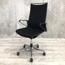 【スタイリッシュさが人気のオフィスチェア！インナーメッシュ構造による優しく包み込む座り心地！】■オカムラ（okamura）製　モード（mode）チェア　肘付　ハイバック　クロスバックタイプ　■サークル肘　■ブラック