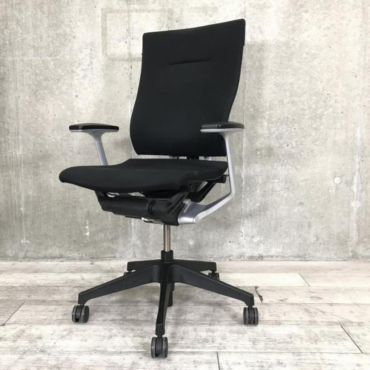 【チェアが人に合わせて変化する！気配りという日本の美徳を形にしたチェア！】■イトーキ（ITOKI）製　スピーナ（Spina）チェア　肘付き　ハイバック　■固定肘　■ブラック
                        スピーナチェア
                                    中古
            