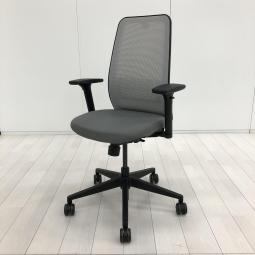【世界基準の座り心地。長時間作業をもっと快適に！】■スチールケース（Steelcase）製　パーソナリティープラス（Personality™Plus）シリーズ　肘付ハイバック　■背面メッシュ　■可動肘　■グレー×ブラックシェル　【弊社使用欄：A01063214】
