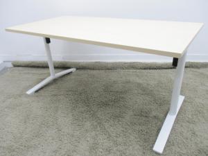 【スタイリッシュなデザインで様々な空間にフィット！】 ■コクヨ　ビエナシリーズ　ミーティングテーブル　W2100×D1050mm　ナチュラル木目天板　ホワイト脚　キャスター付　■天板がフラップしスタックできる！【折りたたみテーブル】【大型テーブル】【KOKUYO　VIENA】【ABW】