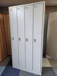 【訳アリ品】4人用更衣ロッカー　オカムラ　FZシリーズ　落ち着いたニューグレー色　シリンダー錠　鍵付き