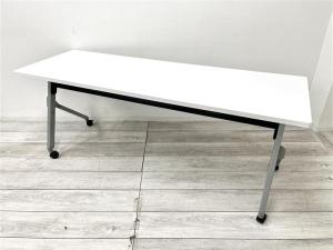 【スムーズに移動できるキャスター付きテーブル！便利な折り畳み収納でコンパクトに収納！】■オカムラ(okamura)製　フラプター(FLAPTOR)シリーズ　サイドスタックテーブル　■W1800㎜×D600㎜×H720㎜　■幕板パネル付　■ホワイト天板/シルバー脚