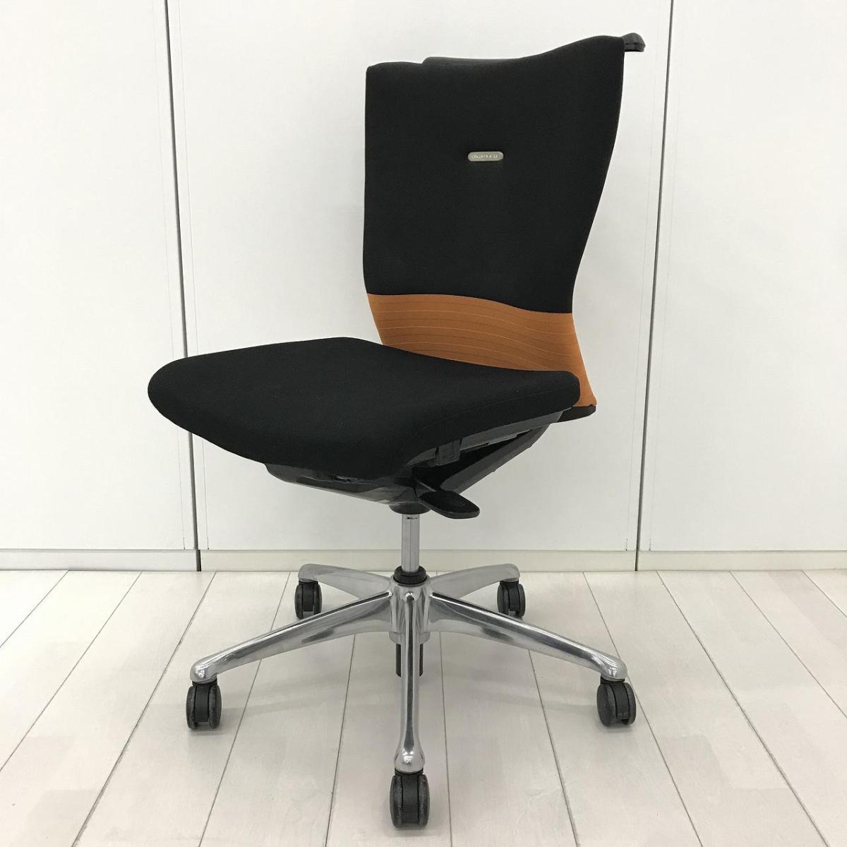 【在庫入替セール品！（本在庫限定価格）】【根強い人気のチェア！】■オカムラ（okamura）製　フィーゴ　■ミドルバック　肘無し/ハンガー付き/ポリッシュ脚　■オレンジ【弊社使用欄：A01038666】【HU】
                        フィーゴチェア
                                    中古
            