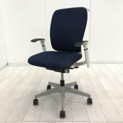 【在庫入替セール品！（本在庫限定価格）】【座る人を選ばない、シンプルスタイルなオフィスの定番シリーズ！　把手付きで汚れ対策＆持ち運びラクラク！】■イトーキ（ITOKI）製　フルゴ(fulgo)チェア　肘付ハイバック■可動肘　■コートハンガー付き　■座面：ネイビー　背面：ホワイト【弊社使用欄：A01038916】【HU】