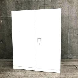 【579641・570396・568785・582008】【オフィスの書類をスッキリ整理！取っ手がどの方向からでも開くマルチハンドルが人気の書庫シリーズ！】■オカムラ(okamura)製　レクトラインシリーズ　両開き書庫　ローキャビネット　■色：ホワイト　■シリンダー鍵　オフィスバスターズ