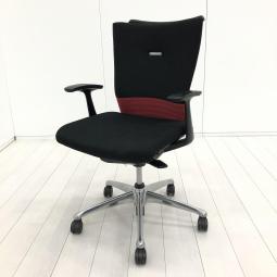 【在庫入替セール品！（本在庫限定価格）】【背あてのしなやかな曲線が背中にフィット！快適な座り心地に高級感のあるデザインが人気！】■オカムラ(okamura)製　フィーゴ(feego)チェア　肘付き　ミドルバック　■シームレスタイプ　■固定肘　■レッド×ブラックシェル【弊社使用欄：A01039342】【HU】