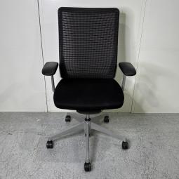 【厚めのクッションで快適な座り心地を実現！】■オカムラ（okamura）製　コーラル（Choral）チェア　肘付ハイバック　背面メッシュ　■ブラック　■固定肘