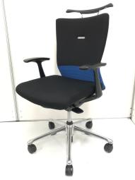 ワンポイントの青色がおしゃれ！固めの背面が腰にもフィットする人気定番チェアが入荷！
■オカムラ/フィーゴ/シームレスブルー　コートハンガー付