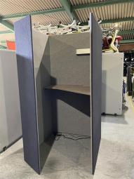 【ワーカーの集中を高める省スペースなワークブース！ハイテーブルタイプ！】■オカムラ（okamura）製　ドレープ（drape）シリーズ　テトラタイプ　1人用ブース 　ソロワークブース　W1000×D1200×H1920mm　■右開口　■ハイテーブル　■ライトつき　　■ネイビー（内側ライトグレー）