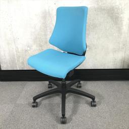 【在庫入れ替え】【訳アリ品】【姿勢の変化にフレキシブルに対応！座り心地も抜群な高機能チェア！】■イトーキ（ITOKI）製　エフチェア　肘無し　ローバック　クロスバックタイプ　■ストロングブルー × ブラックシェル