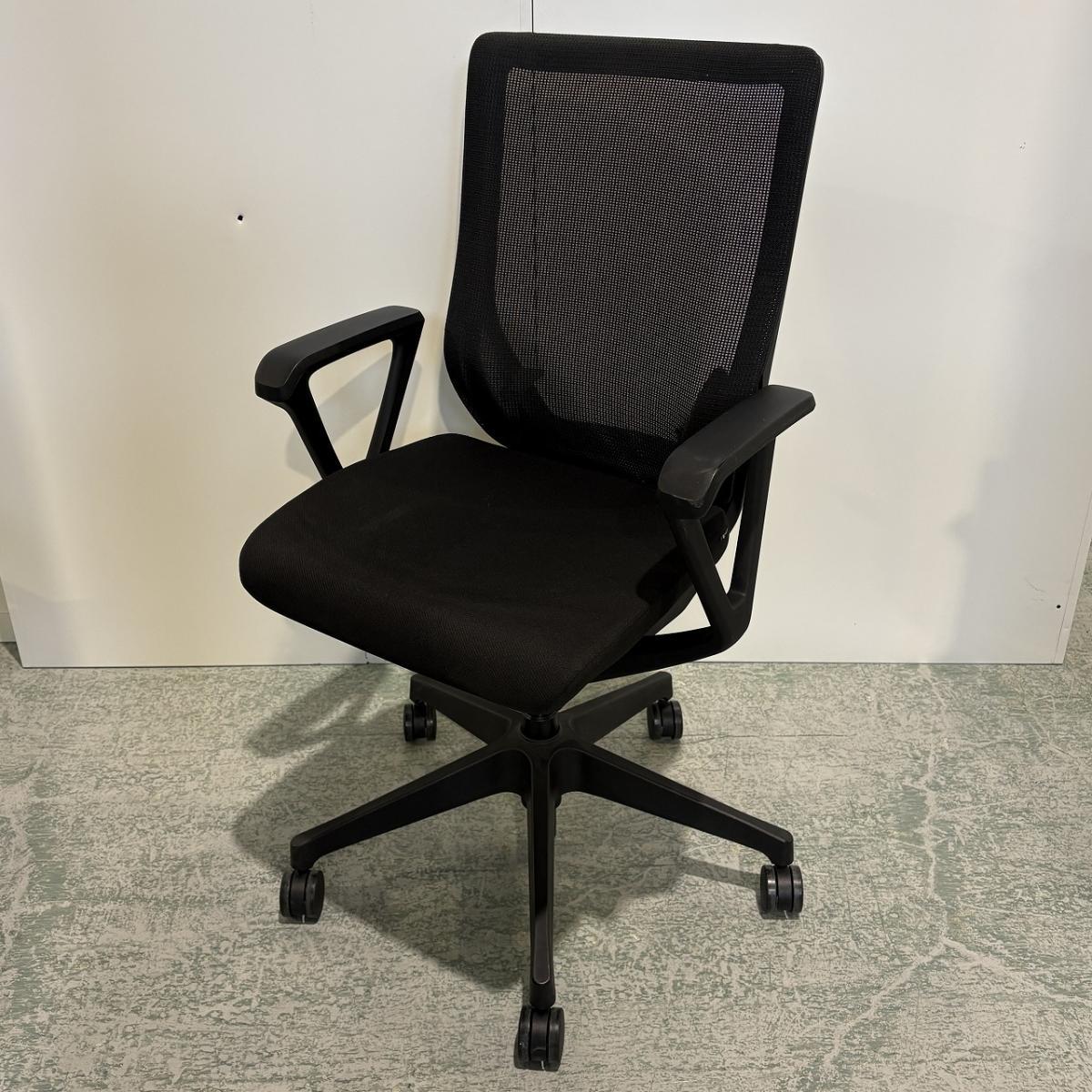 【背面メッシュの人気ミドルクラスチェア！執務室用にも会議室用にもおすすめ！　■イトーキ（ITOKI）製　ミレッザ（mirezza）チェア　肘付きハイバック　背面メッシュ　■サークル肘　■ブラック
                        ミレッザ ロッキング無
                                    中古
            