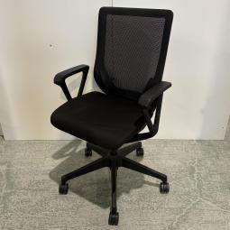 【背面メッシュの人気ミドルクラスチェア！執務室用にも会議室用にもおすすめ！　■イトーキ（ITOKI）製　ミレッザ（mirezza）チェア　肘付きハイバック　背面メッシュ　■サークル肘　■ブラック