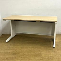 オカムラ　アドバンスデスク　平机　センター引出し無し　明るいナチュラル天板　ゆったりめのサイズのW1400　【愛知・名古屋・豊田・静岡・浜松】