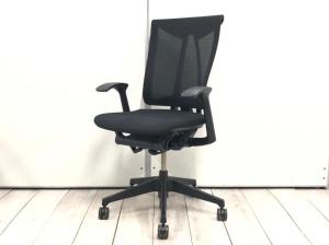 【座るとわかる快適さ・骨盤にしっかりフィットする！ 】■イトーキ（ITOKI）製　セレーオ（eleeo）チェア　肘付きハイバック　■固定肘　■メッシュ背面　■ブラック