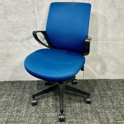 2018年製【スマートなデザインで使い勝手が良い！】■コクヨ製　ピコラチェア　肘付　ブルー　■デスクにスッキリ収納できるコンパクト設計！【KOKUYO　picora】