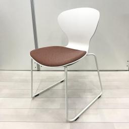 【2024年製！】【箱入り未使用品！】デシンプルな人気スタッキングチェア！会議室はもちろん、リフレッシュルームや待合室にもおすすめ！
■オカムラ/9370シリーズ/テラコッタ×ホワイト