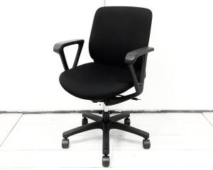 使い勝手抜群！大人気の肘付きのコンパクトチェア！！国内メーカー製でコスパ◎！
■イトーキ/トルテR/ブラック　固定肘付