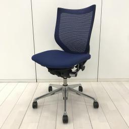 【在庫入替セール品！（本在庫限定価格）】【ベストなポジションが得られる先進設計！長時間の着座でも疲れにくいサポート感！】■オカムラ（okamura）製　バロンチェア（Baron）　■肘無■ローバックチェア　■メッシュ背面×クッション座面 ■ブルー【弊社使用欄：A01041959】【HU】