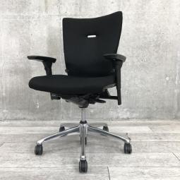 【快適な座り心地に高級感のあるデザインが人気！】■オカムラ（okamura）製　フィーゴ（feego）チェア　肘付　ミドルバック　クッションタイプ　■可動肘　■ブラック