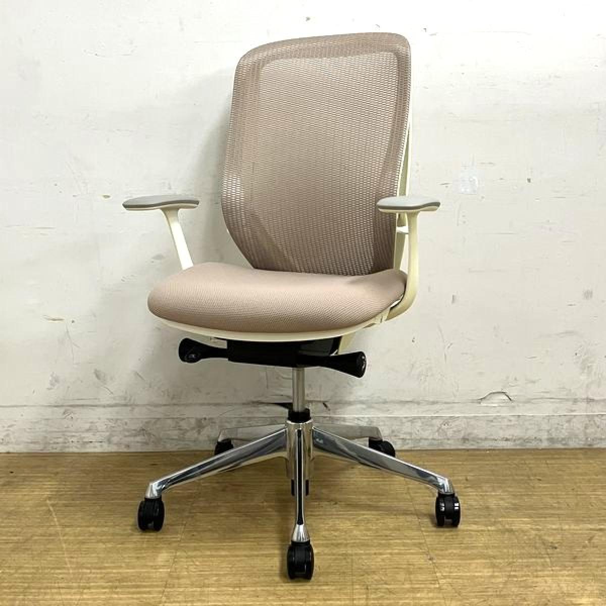 オカムラ　シルフィー　ハイバック　 肘付きチェア　ベージュ×ホワイトフレーム　前傾機能付きの人気シリーズ　在宅ワークにも最適　※フレームに強い日焼けあり
                        シルフィーメッシュ
                                    中古
            
