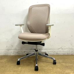 オカムラ　シルフィー　ハイバック　 肘付きチェア　ベージュ×ホワイトフレーム　前傾機能付きの人気シリーズ　在宅ワークにも最適　※フレームに強い日焼けあり