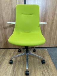 【背と座をなめらかに一体化させた独特のフォルム！】■イトーキ製　モーブチェア　肘付　モスグリーン　■新しいビジネスシーンを創造するマルチパーパスチェア！【ITOKI　MOVU】【ABW】