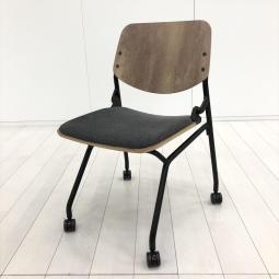 【在庫入替セール品！（本在庫限定価格）】【カジュアルなミーティングスタイルに！キャスター付きで楽々移動！】■オカムラ（okamura）　ルナ　ネスティングチェア　■キャスター付き　■シェル：ラスティックパイン　座面パッド：グレー　【弊社使用欄：A01038765】【HU】