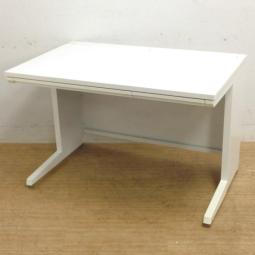 国内メーカーのオカムラ製　アドバンスシリーズ　平机　　レアなW1100mm　ホワイト　センター引き出し付き　※樹脂部分に日焼けがあります