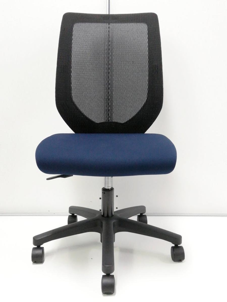 イトーキ コルト 肘置き付事務椅子 背面黒メッシュ、座面青『美品