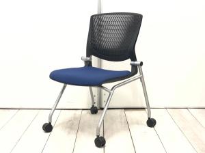 【スタイリッシュで快適な座り心地！】■オカムラ（okamura）製　グラータシリーズ　ネスティングチェア　■ブルー×ブラックシェル